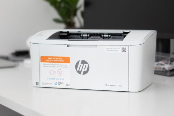 imprimantă HP LaserJet M110we pe birou.