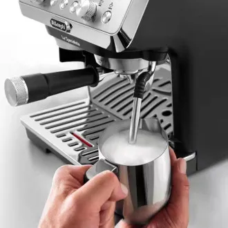 Aparat de cafea cu pârghie DeLonghi La Specialista Arte, 1400 W, râșniță încorporată, duză pentru abur MyLatte Aparat de cafea cu pârghie DeLonghi La Specialista Arte, 1400 W, râșniță încorporată, duză pentru abur MyLatte