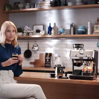 Aparat de cafea cu pârghie DeLonghi La Specialista Arte, 1400 W, râșniță încorporată, duză pentru abur MyLatte Aparat de cafea cu pârghie DeLonghi La Specialista Arte, 1400 W, râșniță încorporată, duză pentru abur MyLatte