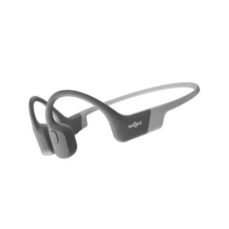 Căști Bluetooth Shokz OpenRun în fața urechilor, gri