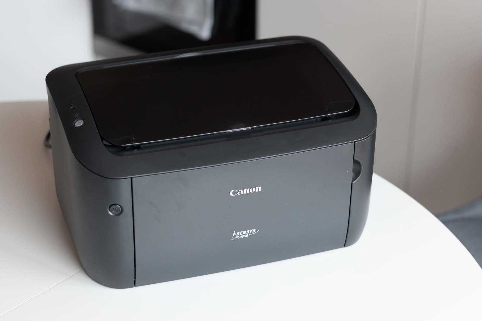Imprimanta Canon i-SENSYS LBP6030B din față pe masă