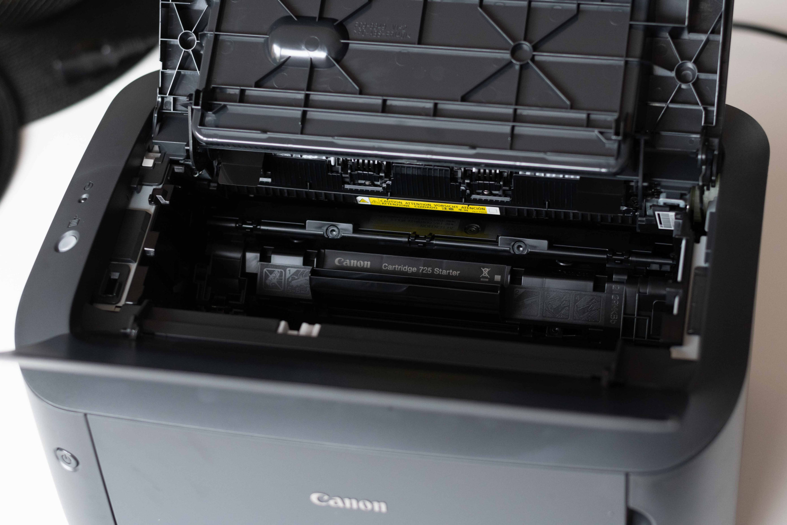 Captură de ecran cu interiorul imprimantei Canon i-SENSYS LBP6030B