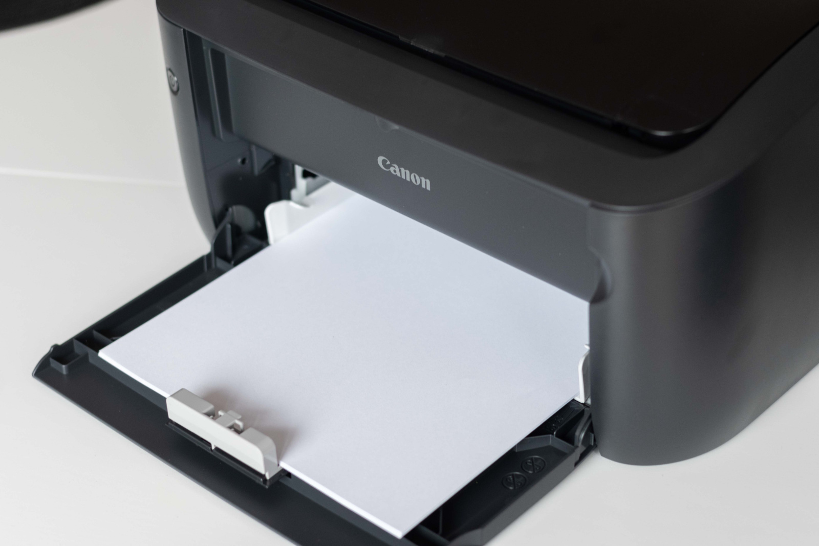 Alimentator de hârtie pentru imprimantă Canon i-SENSYS LBP6030B cu mai multe coli introduse