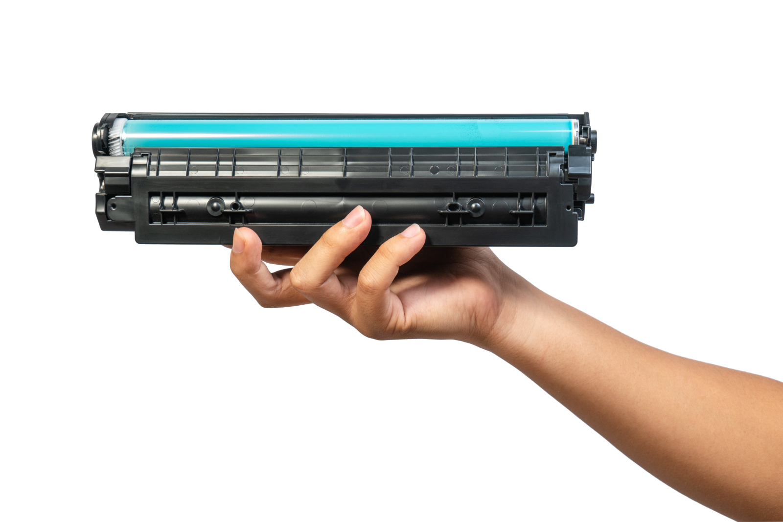 O mână care ține un toner care este gata de a fi instalat într-o imprimantă laser.