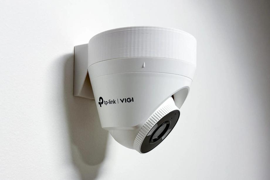 Suport de perete TP-LINK cu husă de cablu pentru camerele VIGI C400/C420/C430/450, alb